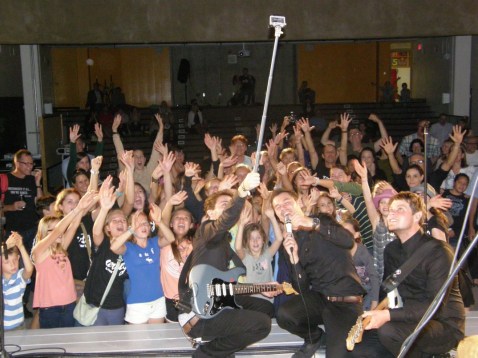 Artig and their fans are taking a selfie